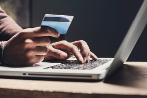 Man beställer däck online med kreditkort